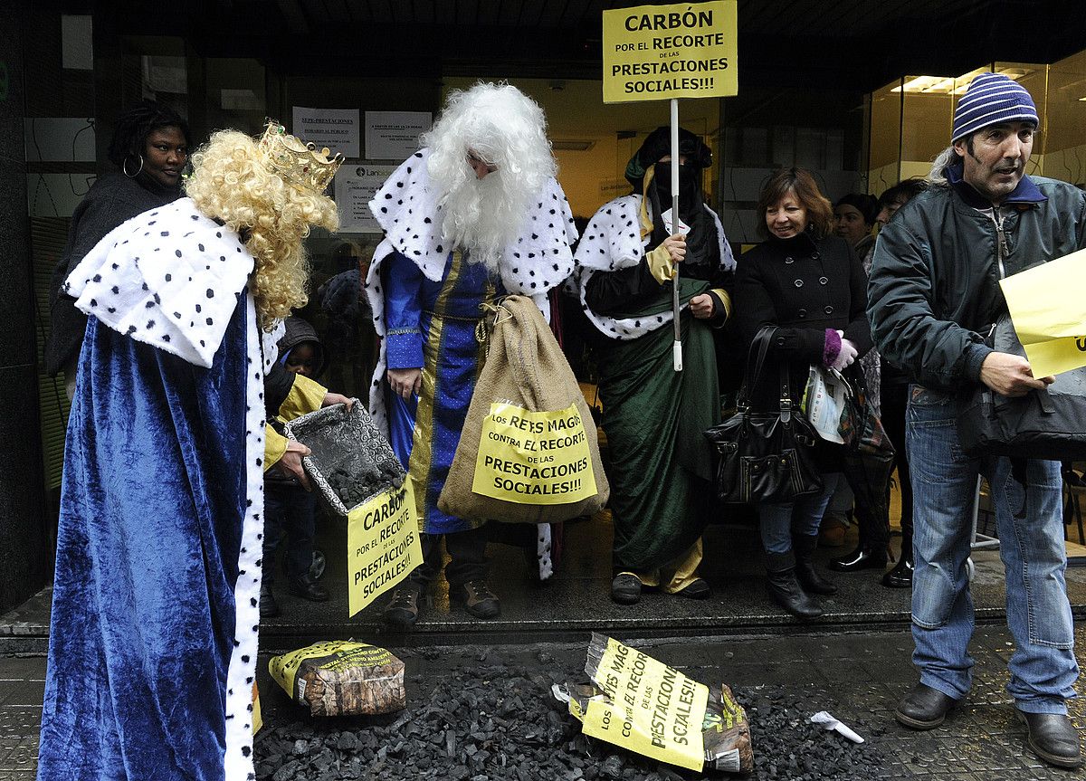 Gizarte laguntzen murrizketen kontrako protesta bat, Bilbon, iazko Gabonetan. MONIKA DEL VALLE /ARGAZKI PRESS.