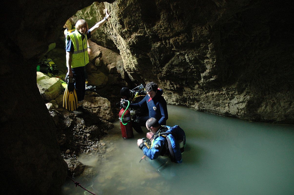 Toki ikusgarriak baina heltzeko zailtasun handikoak dira Turtzioz inguruko kobazuloak. BURNIA ESPELEOLOGIA TALDEA.