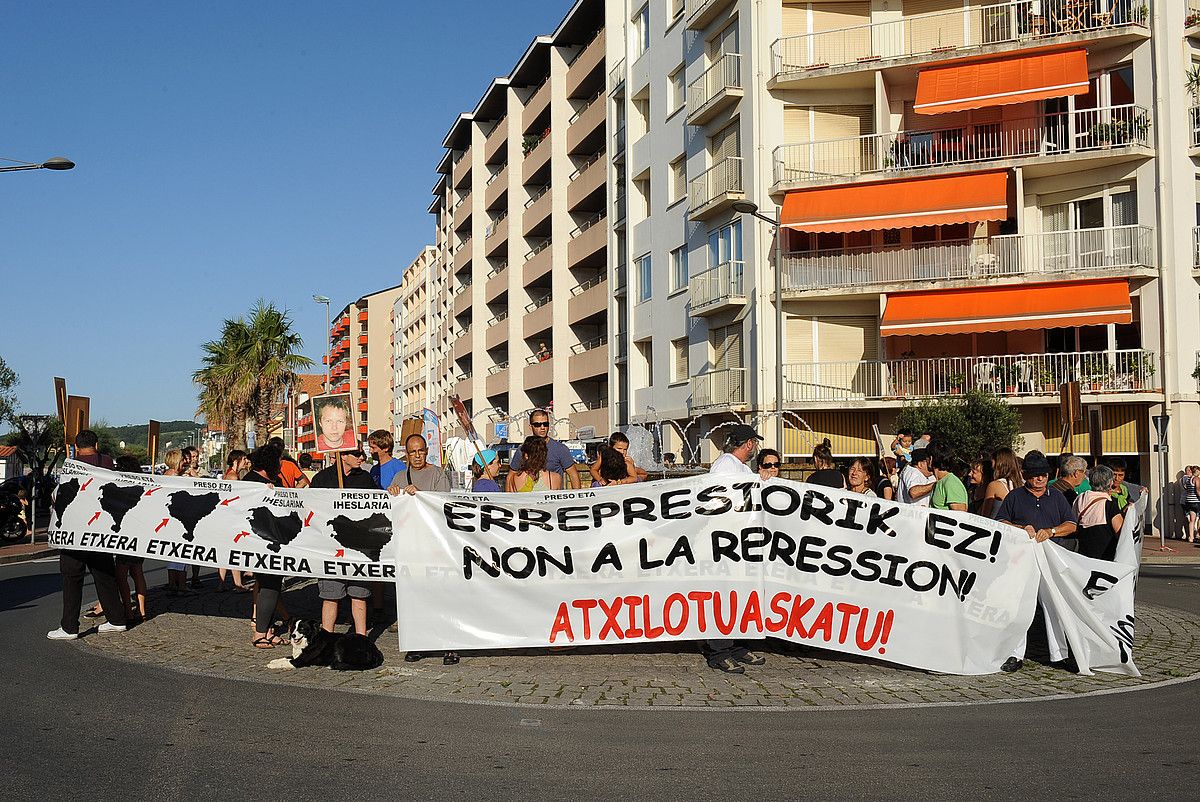 Iñaki Imazen atxiloketa eta euroagindua salatzeko herenegun Hendaian egindako elkarretaratzea. GAIZKA IROZ.