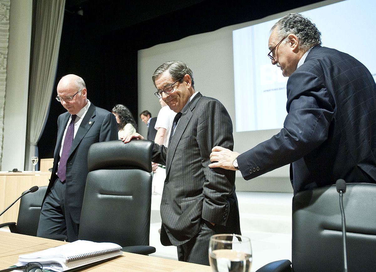 Mario Fernandez Kutxabankeko presidentea —erdian— atzo, Bilbon, BBKren batzarrean. JON HERNAEZ / ARGAZKI PRESS. Mario Fernandez Kutxabankeko presidentea —erdian— atzo, Bilbon, BBKren batzarrean. JON HERNAEZ / ARGAZKI PRESS.