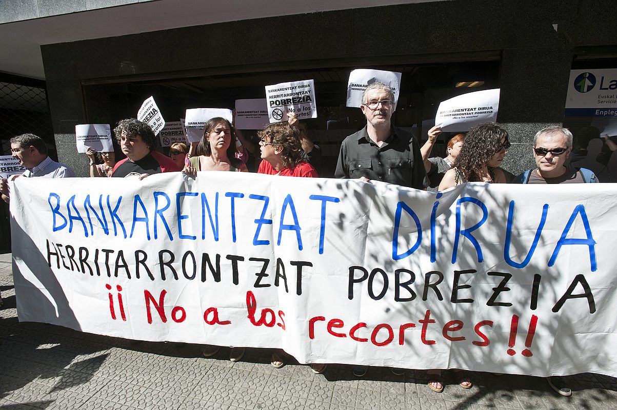Lanbideren egoitza baten aurrean igaro den astean egindako protesta bat, Bilbon. JON HERNAEZ / ARGAZKI PRESS. Lanbideren egoitza baten aurrean igaro den astean egindako protesta bat, Bilbon. JON HERNAEZ / ARGAZKI PRESS.