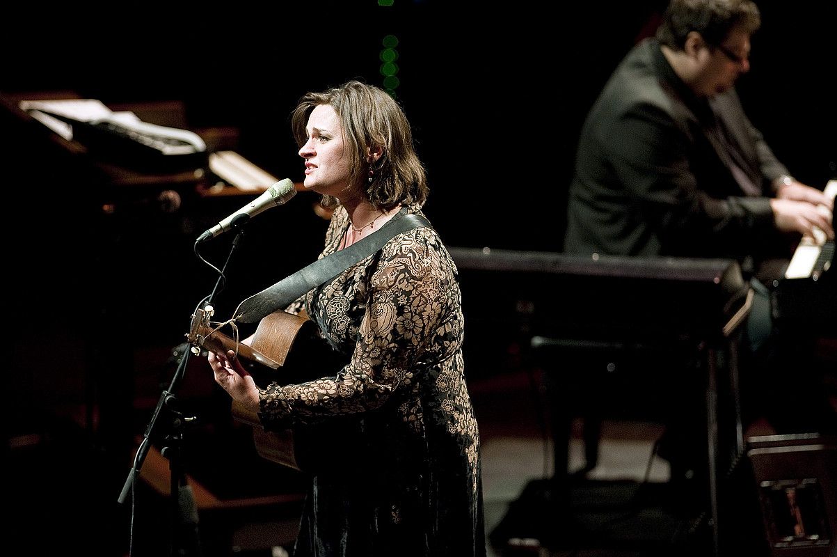 Madelein Peyroux, atzo, Kursaalean, eta haren atzean Ted Baker piano jotzailea. JUAN CARLOS RUIZ / ARGAZKI PRESS.