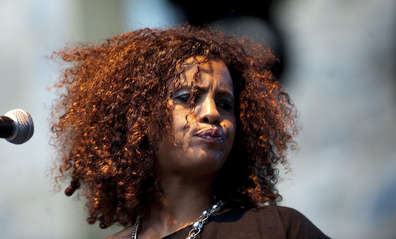Neneh Cherry, herenegun, Donostiako Trinitate plazan. JUAN CARLOS RUIZ / ARP. Neneh Cherry, herenegun, Donostiako Trinitate plazan. JUAN CARLOS RUIZ / ARP.