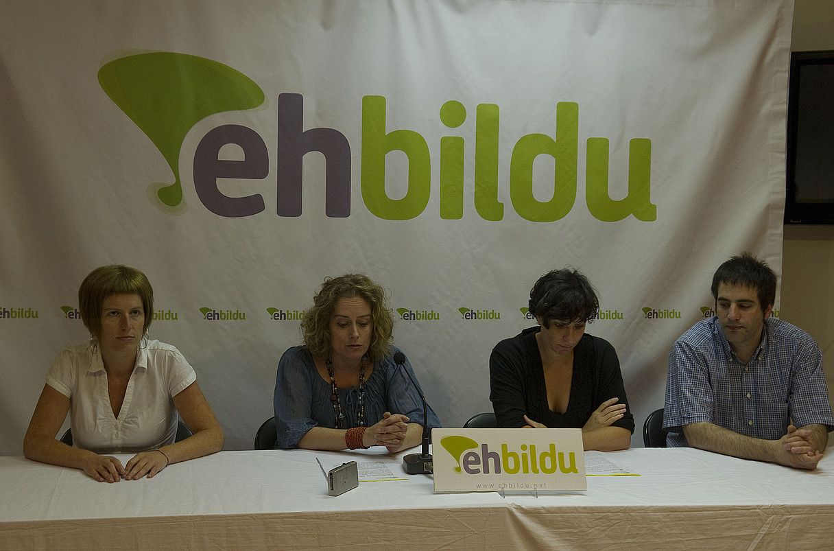EH Bilduko kideak, atzo Donostian eginiko agerraldian. ANDONI CANELLADA / ARGAZKI PRESS. EH Bilduko kideak, atzo Donostian eginiko agerraldian. ANDONI CANELLADA / ARGAZKI PRESS.