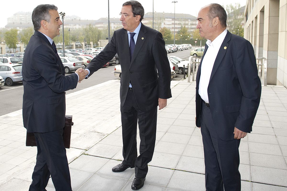 De Andres, Bilbao eta Garitano, Finantzen Euskal Kontseilura sartu aurretik, artxiboko irudi batean. JUANAN RUIZ / ARP. De Andres, Bilbao eta Garitano, Finantzen Euskal Kontseilura sartu aurretik, artxiboko irudi batean. JUANAN RUIZ / ARP.