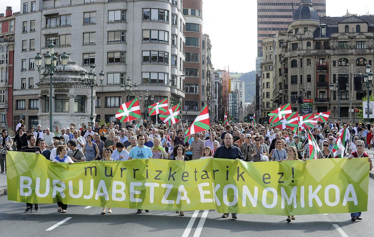EH Bilduk deitutako manifestazioaren burua, atzo, Bilboko udaletxe aurrera iristean. MONIKA DEL VALLE / ARGAZKI PRESS. EH Bilduk deitutako manifestazioaren burua, atzo, Bilboko udaletxe aurrera iristean. MONIKA DEL VALLE / ARGAZKI PRESS.