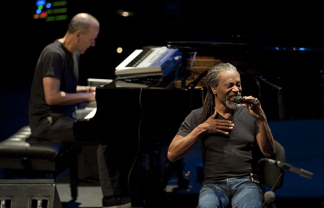 Bobby McFerrin atzo Kursaalean, eta haren atzean Russll Ferrante piano jotzailea. JUAN CARLOS RUIZ / ARGAZKI PRESS.