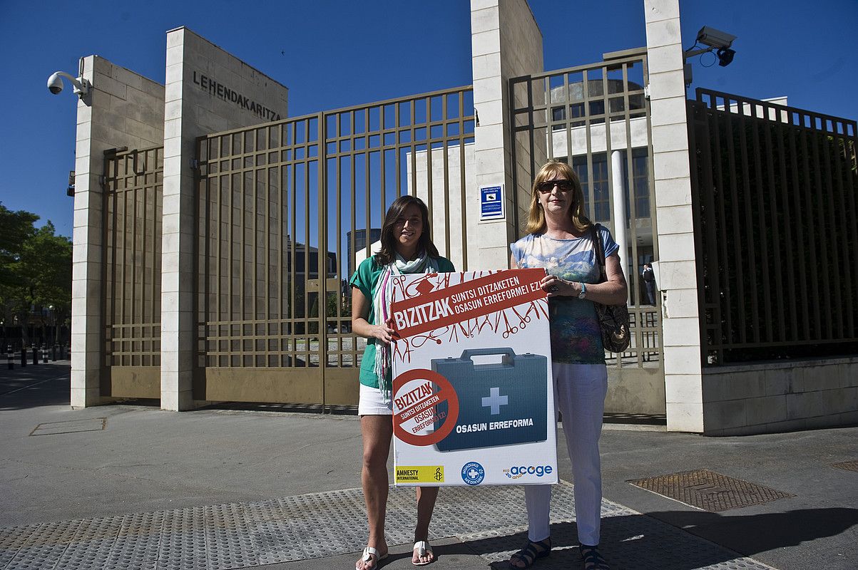 Amnesty Internationaleko ordezkariak, sinadurak Lehendakaritzan aurkeztu aurretik, atzo. JUANAN RUIZ / ARGAZKI PRESS. Amnesty Internationaleko ordezkariak, sinadurak Lehendakaritzan aurkeztu aurretik, atzo. JUANAN RUIZ / ARGAZKI PRESS.