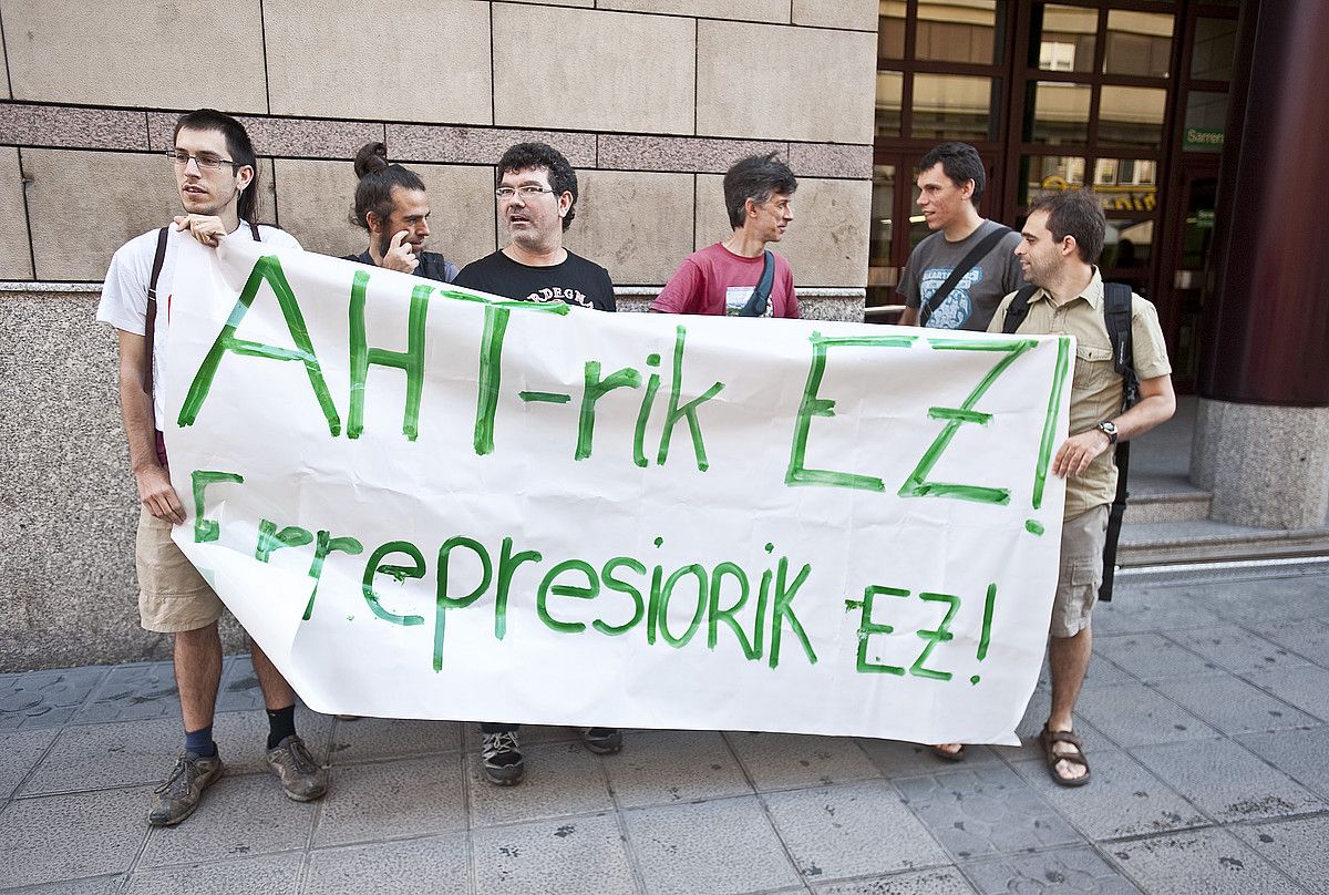 Lau ekintzaileei babesa adierazi zieten atzo, epaitegiaren kanpoan. J. H. / ARP.