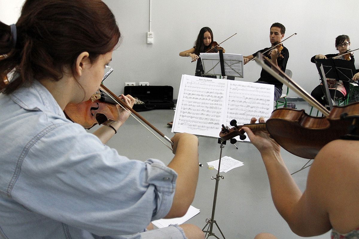 EGOko musikari gazteak Eibarren izango dira astebete, udako kontzertuak prestatzeko. AINARA GARCIA. EGOko musikari gazteak Eibarren izango dira astebete, udako kontzertuak prestatzeko. AINARA GARCIA.