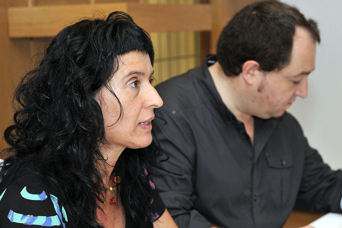Maitane Intxaurraga eta Pernando Barrena ezker abertzaleko kideak, atzo Iruñean emandako prentsaurrekoan. IDOIA ZABALTEA / ARGAZKI PRESS. Maitane Intxaurraga eta Pernando Barrena ezker abertzaleko kideak, atzo Iruñean emandako prentsaurrekoan. IDOIA ZABALTEA / ARGAZKI PRESS.