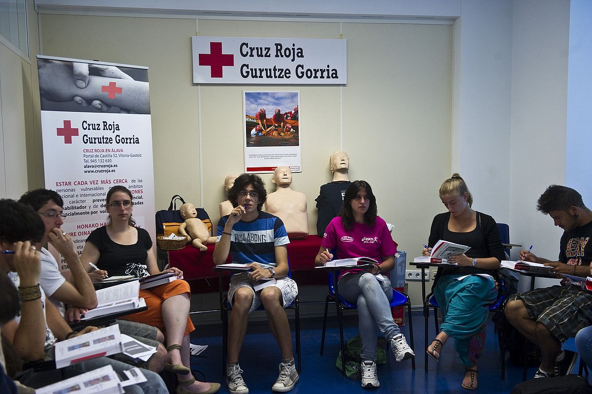 Gurutze Gorriaren ikastaroetan parte hartzen ari direnetako batzuk. JUANAN RUIZ / ARGAZKI PRESS. Gurutze Gorriaren ikastaroetan parte hartzen ari direnetako batzuk. JUANAN RUIZ / ARGAZKI PRESS.