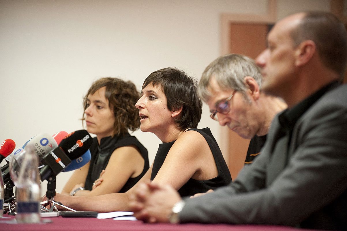 Amaia Izko, Ainhoa Baglieto, Didier Rouget eta Alfonso Zenon abokatuak, atzo, Donostian emandako prentsaurrekoan. JUAN CARLOS RUIZ / ARGAZKI PRESS. Amaia Izko, Ainhoa Baglieto, Didier Rouget eta Alfonso Zenon abokatuak, atzo, Donostian emandako prentsaurrekoan. JUAN CARLOS RUIZ / ARGAZKI PRESS.