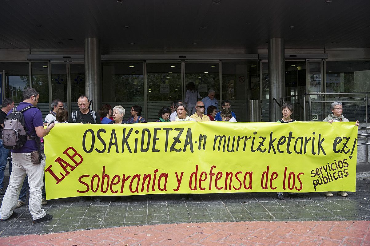 Osakidetzaren murrizketen aurka LABek egindako protesta bat, ekainean, Txagorritxu aurrean. RAUL BOGAJO / ARP. Osakidetzaren murrizketen aurka LABek egindako protesta bat, ekainean, Txagorritxu aurrean. RAUL BOGAJO / ARP.