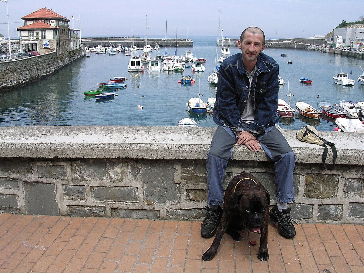 Andoni Basterretxea abeslaria, Lau txakurrarekin. IDOIA ETXEBERRIA. Andoni Basterretxea abeslaria, Lau txakurrarekin. IDOIA ETXEBERRIA.