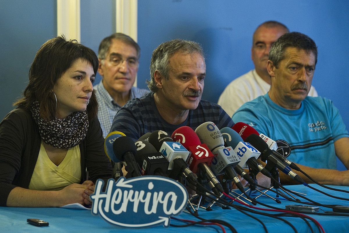 Esnal eta Ugartemendia Herrira-ko kideak, Igarataundi preso ohia alboan dutela. LUIS JAUREGIALTZO / ARGAZKI PRESS.