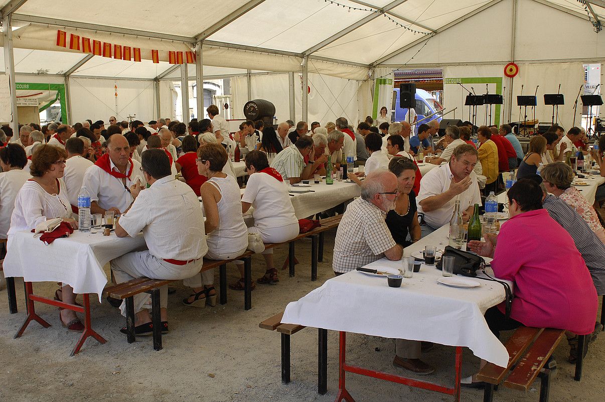 2010eko bazkaria Mauleko plazan ezarri zuten, bodegan. Aurten ere, asteburu osoan, bazkariak eta afariak emanen dituzte bertan. GAIZKA IROZ. 2010eko bazkaria Mauleko plazan ezarri zuten, bodegan. Aurten ere, asteburu osoan, bazkariak eta afariak emanen dituzte bertan. GAIZKA IROZ.