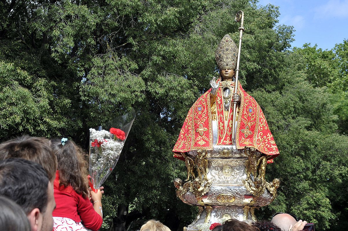 San Fermin santuari lore eskaintza egin ohi diote haurrek urtero, euren egunean. Aurten inoiz baino haur gehiago bildu direla esan du San Lorenzo elizako apaizak. IDOIA ZABALETA / ARGAZKI PRESS. San Fermin santuari lore eskaintza egin ohi diote haurrek urtero, euren egunean. Aurten inoiz baino haur gehiago bildu direla esan du San Lorenzo elizako apaizak. IDOIA ZABALETA / ARGAZKI PRESS.