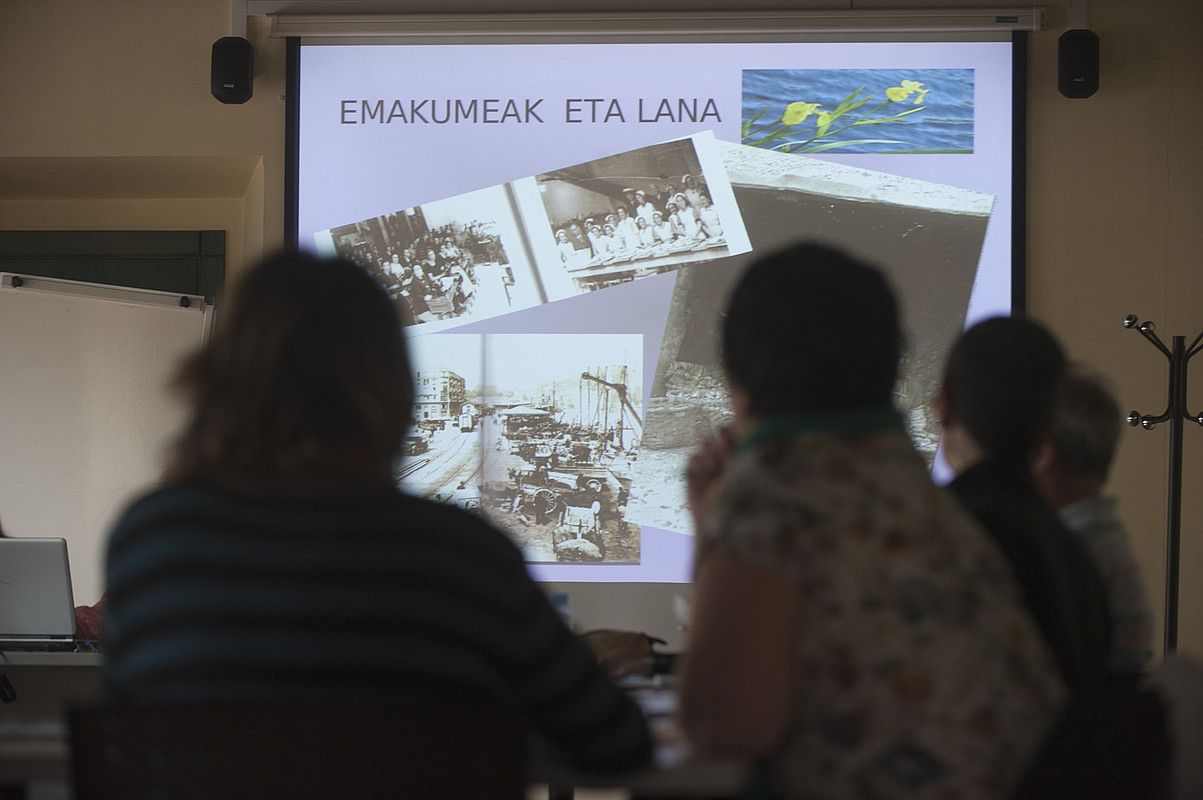 Argazki bidez erakutsi zuten lan merkatu arautuan zein arautu gabean jardun zirela andreak. JON URBE / ARGAZKI PRESS.