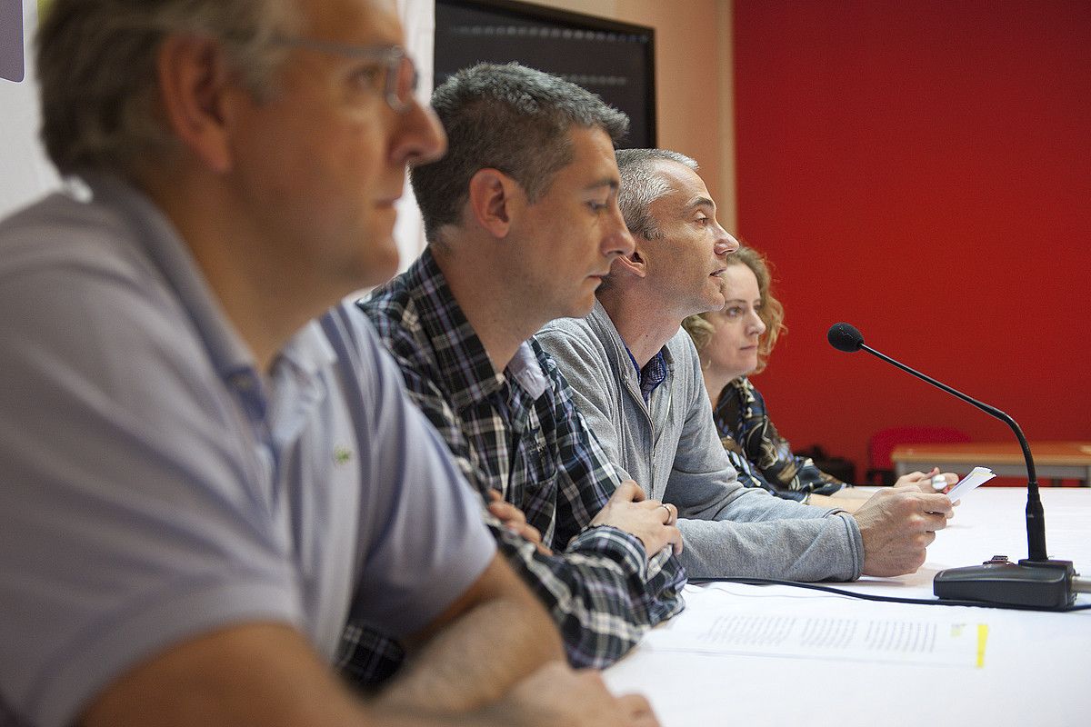 EH Bilduko ordezkariak, atzo, Donostian egindako agerraldian. GARI GARAIALDE / ARGAZKI PRESS. EH Bilduko ordezkariak, atzo, Donostian egindako agerraldian. GARI GARAIALDE / ARGAZKI PRESS.