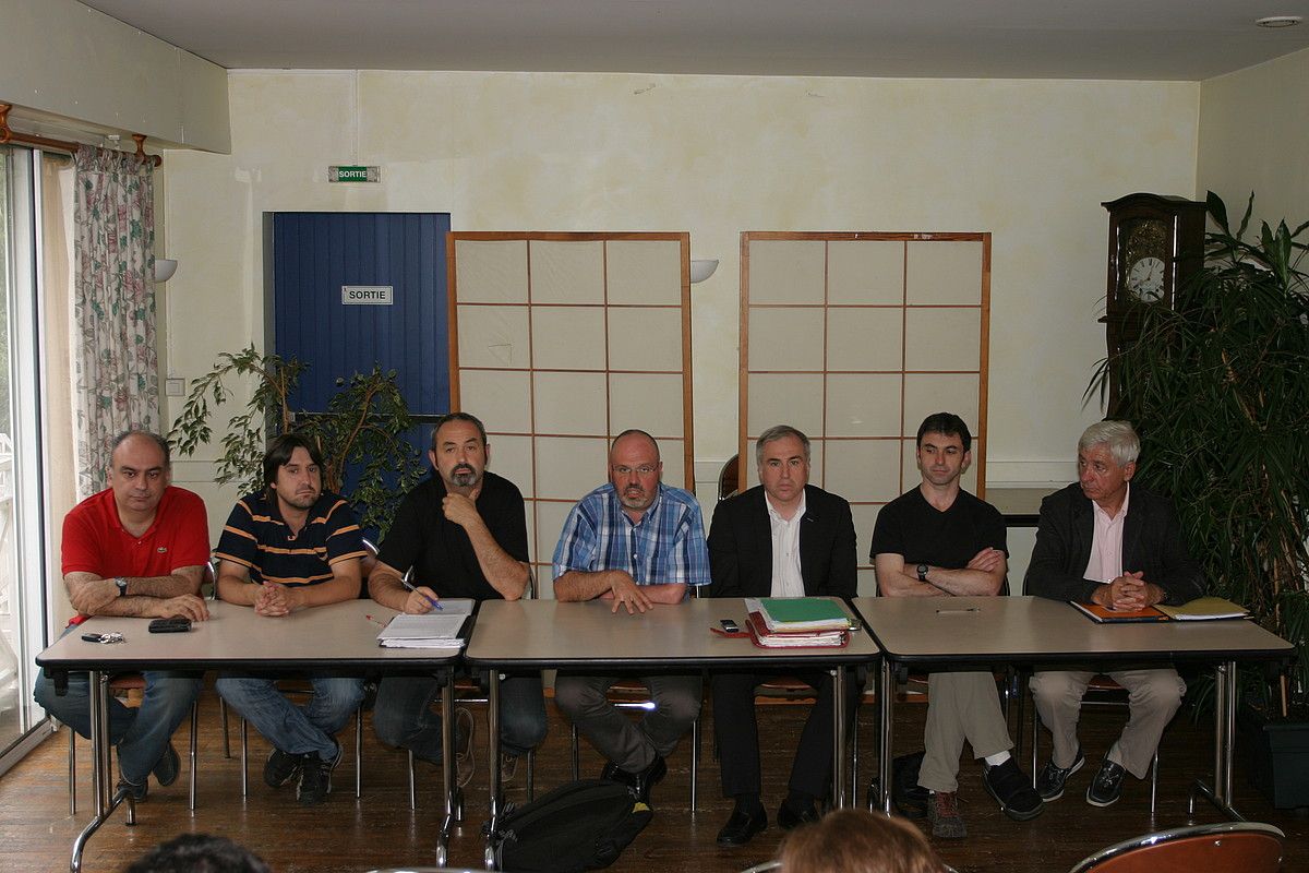 Ezker abertzaleko, ABko eta EAko ordezkariak eta hautetsiak, atzo, Baionan egin zuten agerraldian. GAIZKA IROZ. Ezker abertzaleko, ABko eta EAko ordezkariak eta hautetsiak, atzo, Baionan egin zuten agerraldian. GAIZKA IROZ.