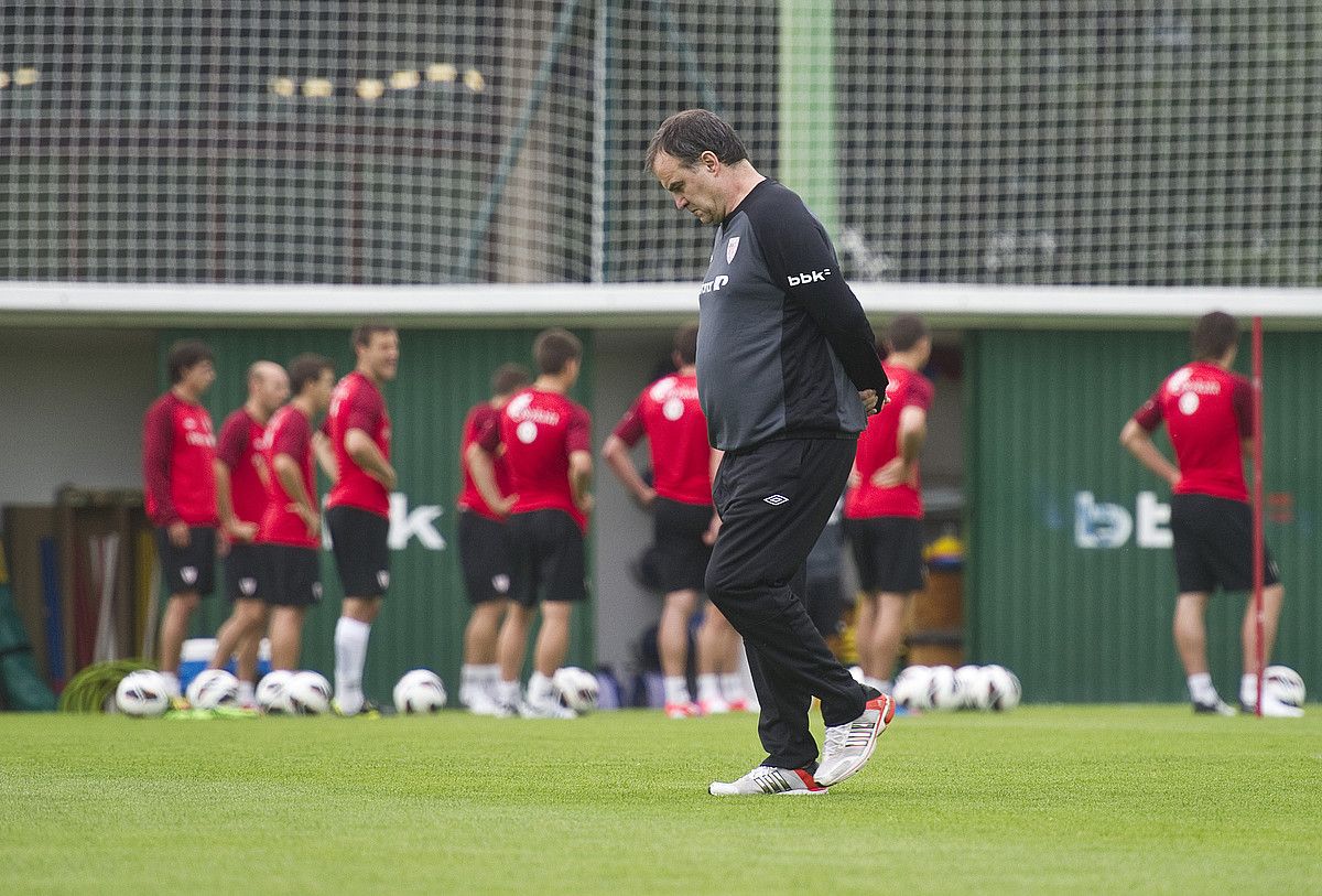 Marcelo Bielsa, pentsakor, atzo, Lezaman, Athletic bertatik ikusi duen lehen saioan. LUIS JAUREGIALTZO / ARP. Marcelo Bielsa, pentsakor, atzo, Lezaman, Athletic bertatik ikusi duen lehen saioan. LUIS JAUREGIALTZO / ARP.