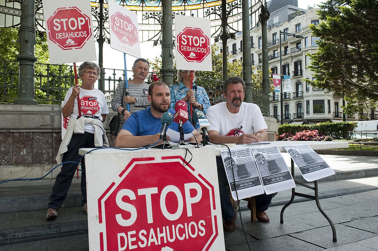 Stop Desahucios taldeetako kideak, atzo, Donostian. JUAN CARLOS RUIZ / ARP. Stop Desahucios taldeetako kideak, atzo, Donostian. JUAN CARLOS RUIZ / ARP.