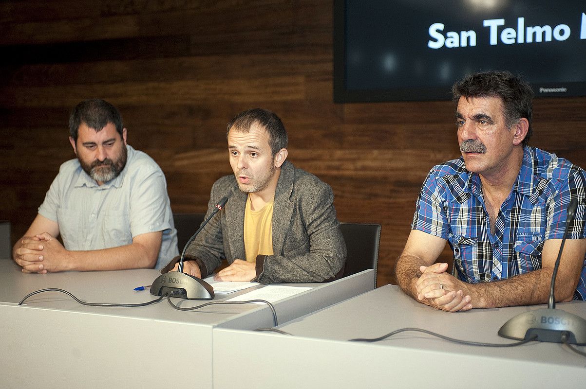 Telmo Esnal, Lander Garro eta Jose Mari Agirretxe Porrotx, atzo manifestua aurkezteko orduan. JUAN CARLOS RUIZ / ARP. Telmo Esnal, Lander Garro eta Jose Mari Agirretxe Porrotx, atzo manifestua aurkezteko orduan. JUAN CARLOS RUIZ / ARP.
