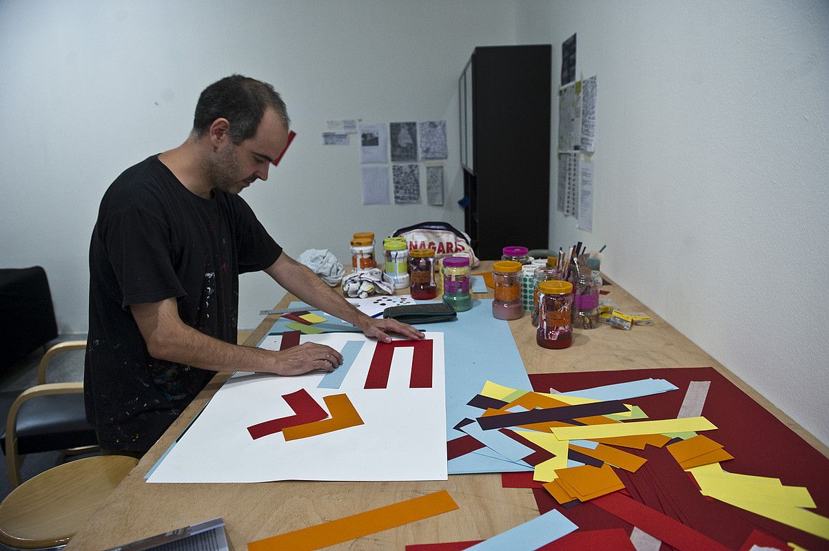 Eltono artista, Artiumen, atzo, bere proiektuan lanean. JUANAN RUIZ / ARGAZKI PRESS. Eltono artista, Artiumen, atzo, bere proiektuan lanean. JUANAN RUIZ / ARGAZKI PRESS.
