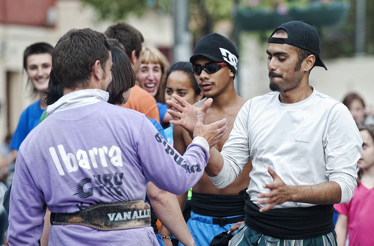 Haka ara Henua taldekoak, herri kirolak egiten, Ibarran. JON URBE / ARGAZKI PRESS.