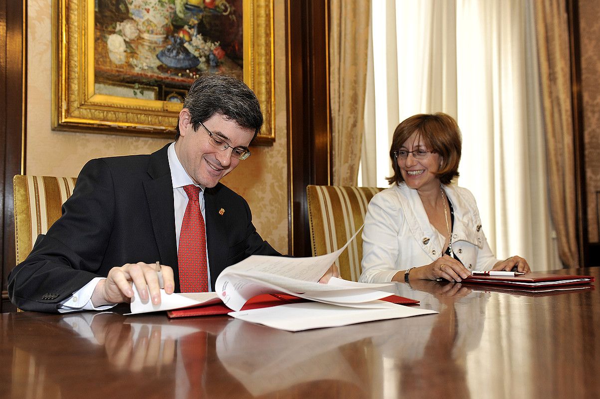 Jose Iribas Nafarroako Hezkuntza kontseilaria eta Blanca Urgell Eusko Jaurlaritzako Kultura sailburua atzo Iruñean. IDOIA ZABALETA / ARGAZKI PRESS.