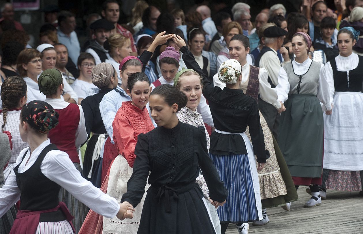 Ereintza dantza taldeko emakumeen emanaldia, iazko Erromeria Egunean. JAGOBA MANTEROLA / ARGAZKI PRESS. Ereintza dantza taldeko emakumeen emanaldia, iazko Erromeria Egunean. JAGOBA MANTEROLA / ARGAZKI PRESS.