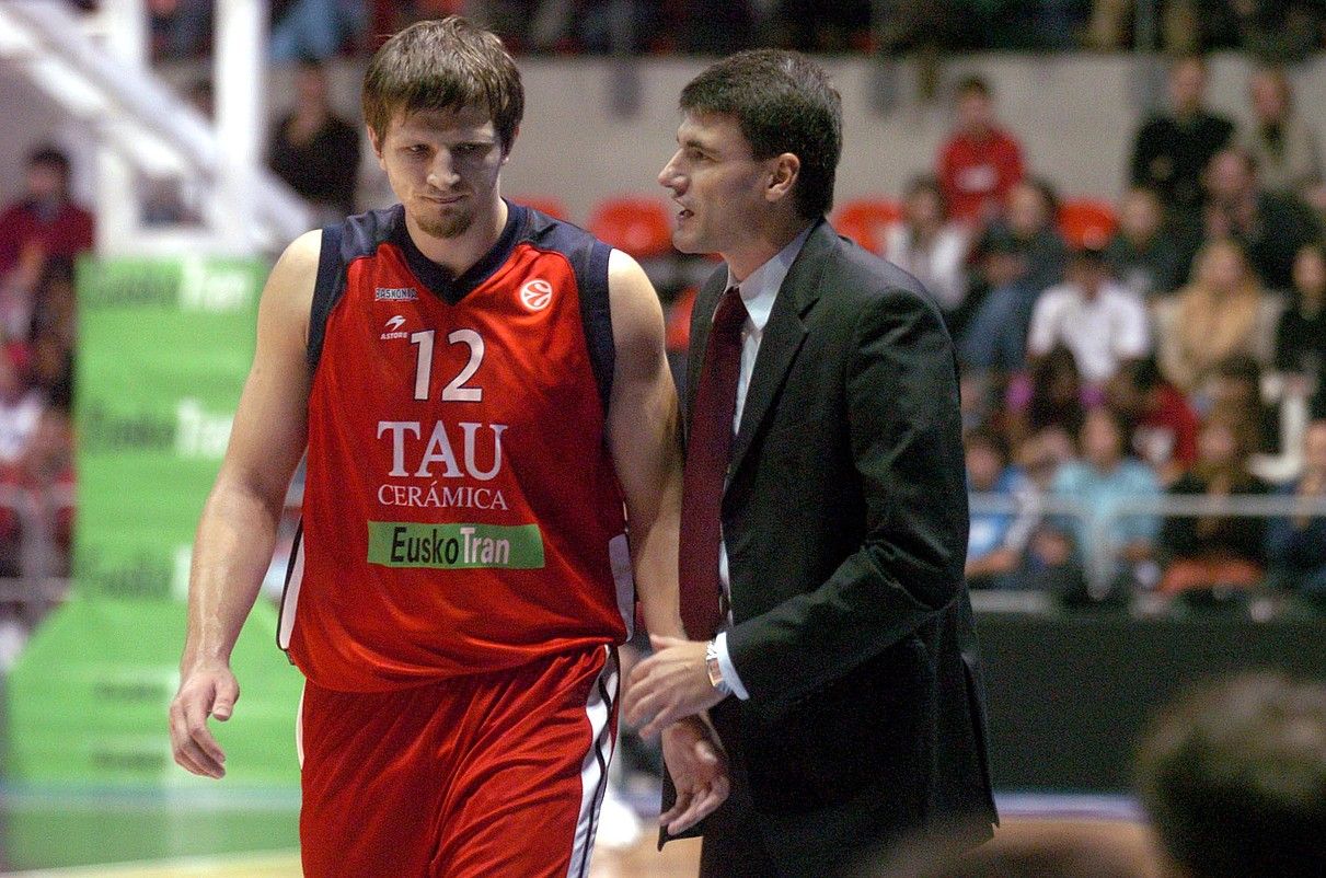 Mirza Teletovic, Velimir Perasovicekin hizketan, 2007an, jokalari bosniarra Gasteizera iritsi eta hurrengo urtean. JUANAN RUIZ / ARGAZKI PRESS.