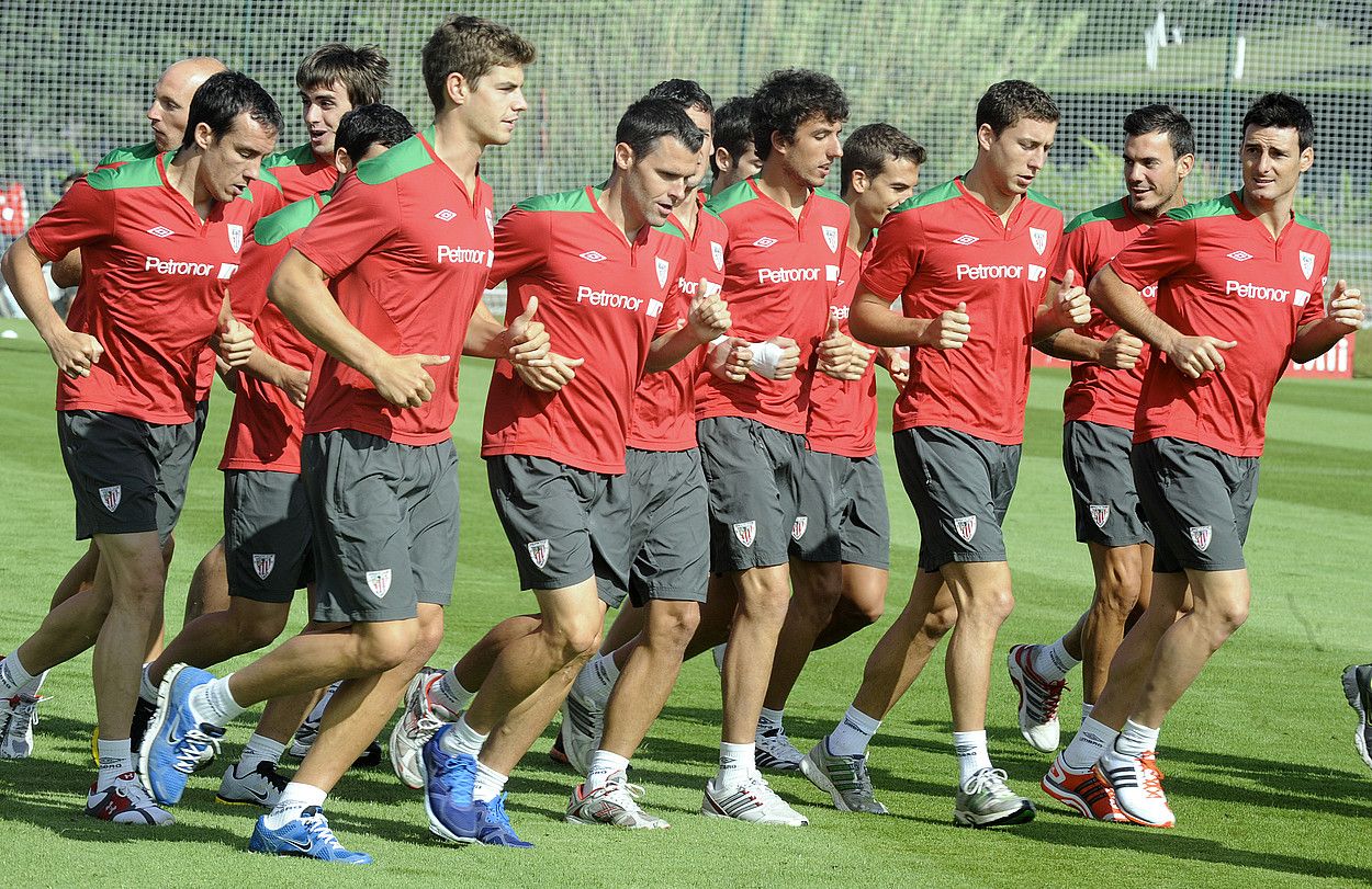 Athleticeko jokalariak, korrika, atzo, Lezaman, denboraldi-aurreko lehen entrenamendu saioan. MONIKA DEL VALLE / ARGAZKI PRESS. Athleticeko jokalariak, korrika, atzo, Lezaman, denboraldi-aurreko lehen entrenamendu saioan. MONIKA DEL VALLE / ARGAZKI PRESS.