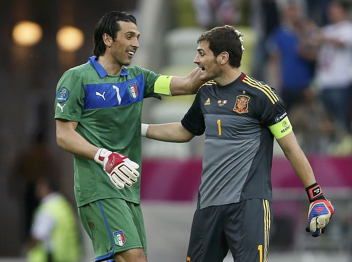 Gianluigi Buffon eta Iker Casillas, elkar agurtzen, lehen faseko partidan. P.L. Gianluigi Buffon eta Iker Casillas, elkar agurtzen, lehen faseko partidan. P.L.