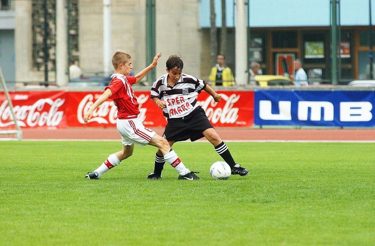 Astebetez futbolean arituko dira hainbat herrialdetako 392 taldetako jokalariak. JON URBE / ARGAZKI PRESS.