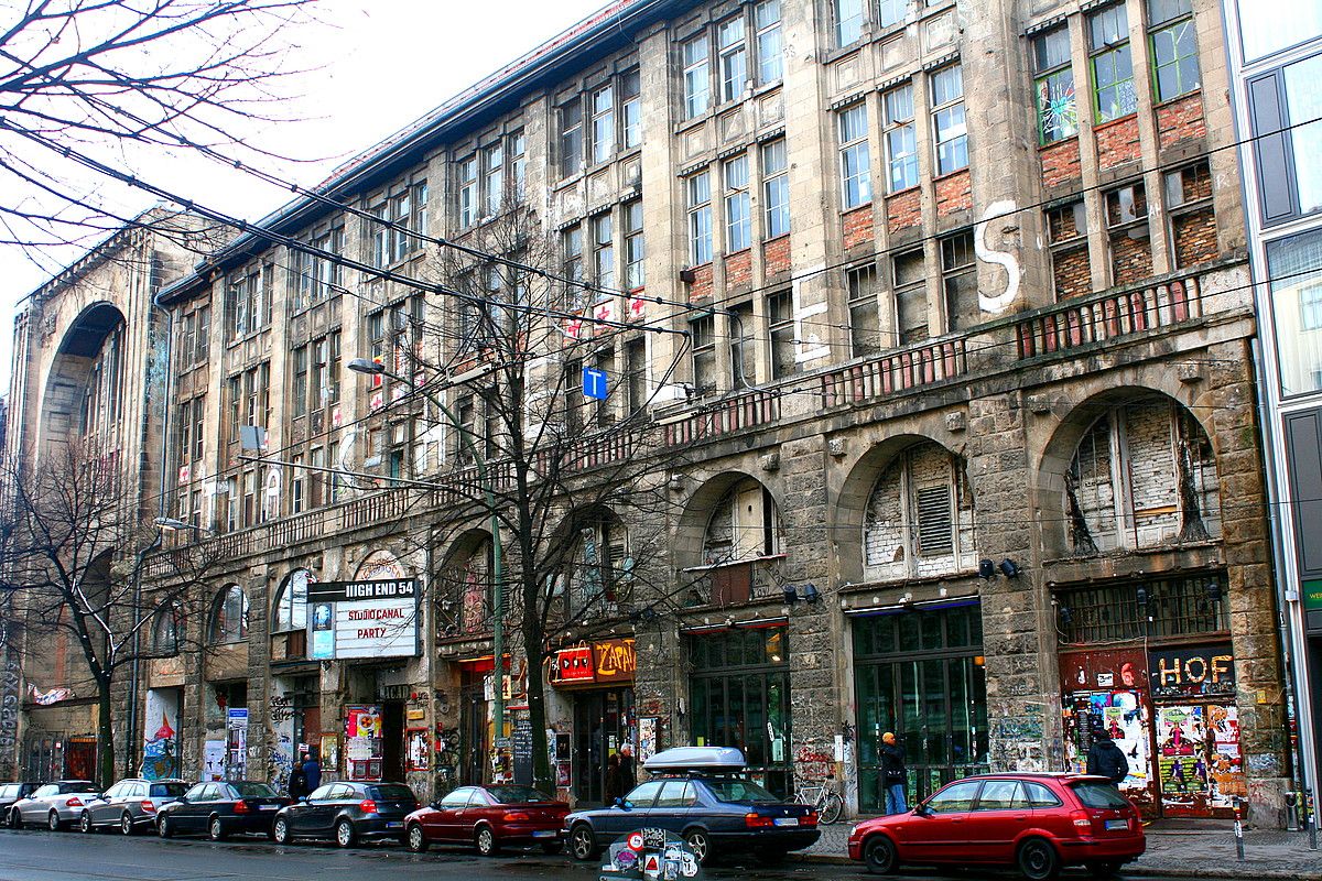 Tacheles kultur zentro alternatiboa itxi egin dute behin betiko; munduko etxe okupaturik ezagunenetakoa zen. WIKIMEDIA. Tacheles kultur zentro alternatiboa itxi egin dute behin betiko; munduko etxe okupaturik ezagunenetakoa zen. WIKIMEDIA.