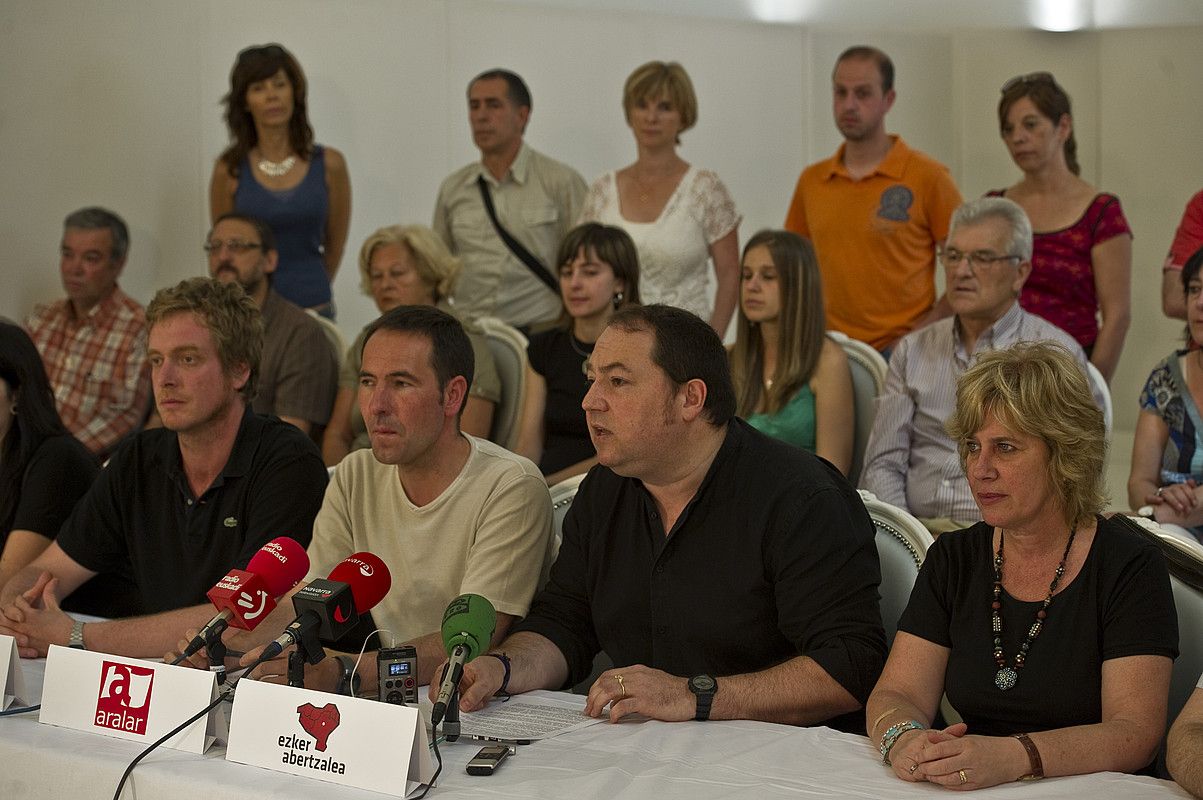 EA, Aralar eta ezker abertzaleko kideak, atzo, Iruñean egindako agerraldian. LANDER FERNANDEZ ARROIABE / ARGAZKI PRESS. EA, Aralar eta ezker abertzaleko kideak, atzo, Iruñean egindako agerraldian. LANDER FERNANDEZ ARROIABE / ARGAZKI PRESS.