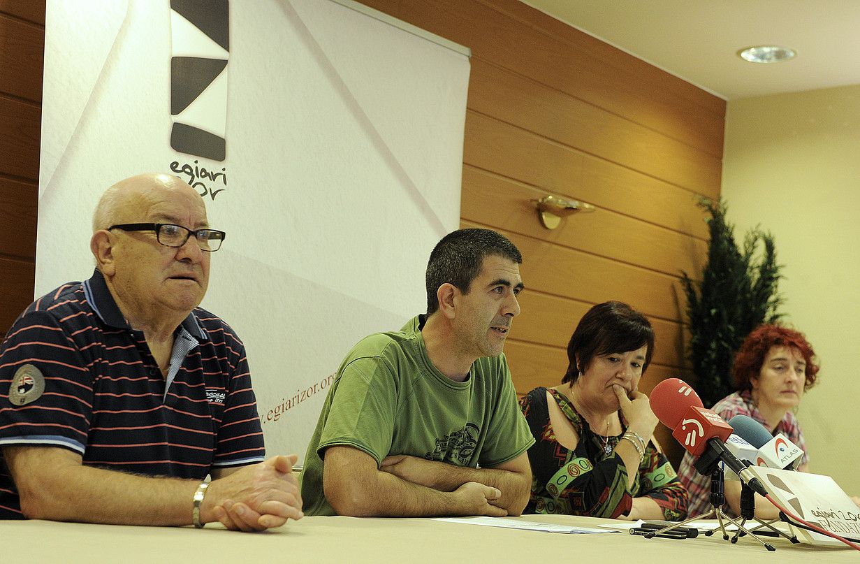 Jose Luis Sainz, Karmelo Arregi, Elena Bartolome eta Bego Fernandez, atzo. MONIKA DEL VALLE / ARGAZKI PRESS. Jose Luis Sainz, Karmelo Arregi, Elena Bartolome eta Bego Fernandez, atzo. MONIKA DEL VALLE / ARGAZKI PRESS.