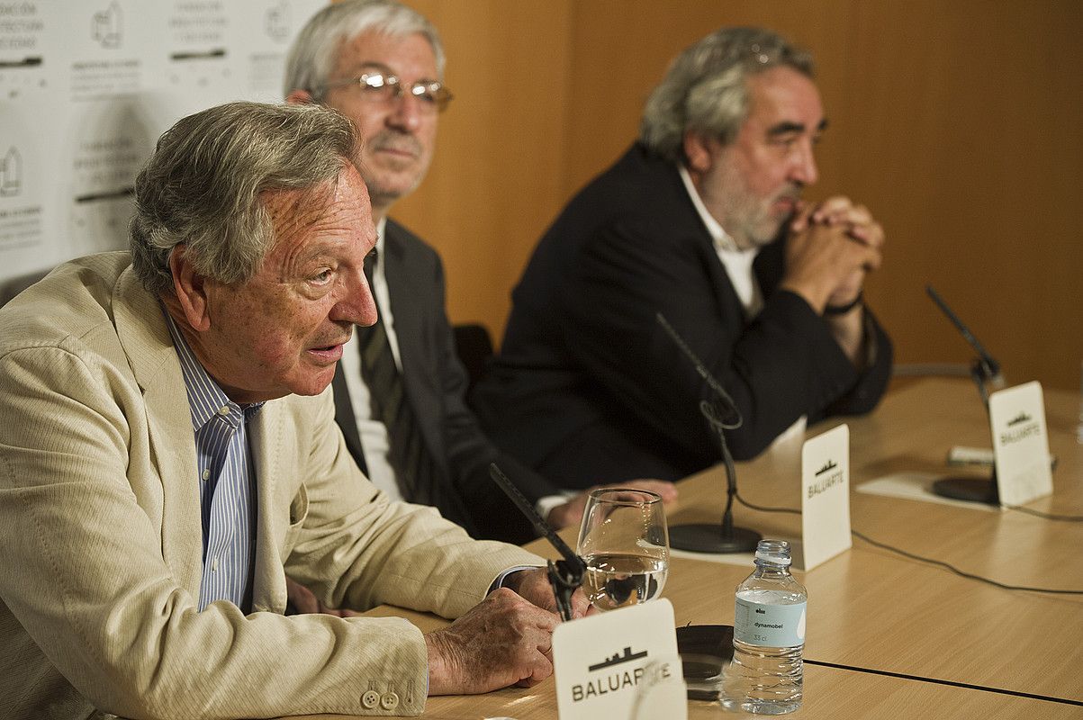 Rafael Moneo, Luis Fernandez-Galiano eta Eduardo Souto de Moura arkitektoak. LANDER FERNANDEZ ARROIABE / ARGAZKI PRESS. Rafael Moneo, Luis Fernandez-Galiano eta Eduardo Souto de Moura arkitektoak. LANDER FERNANDEZ ARROIABE / ARGAZKI PRESS.