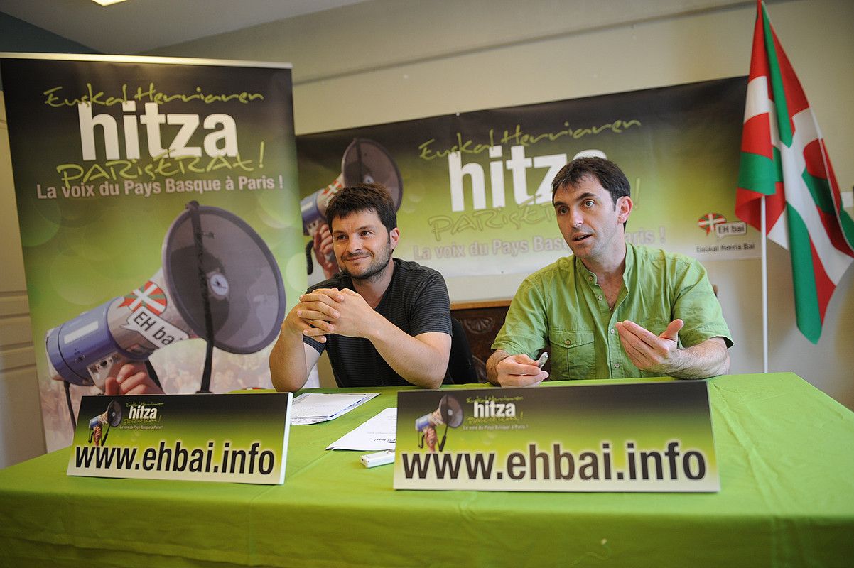 Peio Etxeberri-Aintzart eta Xabi Larralde, atzo, EH Bairen kanpainaren bilduma egiten. GAIZKA IROZ. Peio Etxeberri-Aintzart eta Xabi Larralde, atzo, EH Bairen kanpainaren bilduma egiten. GAIZKA IROZ.