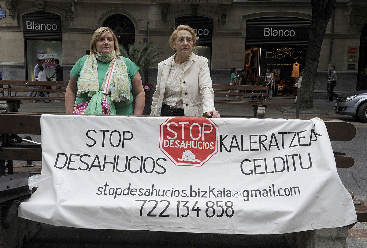 Stop Desahucios elkartearen elkarretaratzea, atzo. MONIKA DEL VALLE / ARGAZKI PRESS. Stop Desahucios elkartearen elkarretaratzea, atzo. MONIKA DEL VALLE / ARGAZKI PRESS.