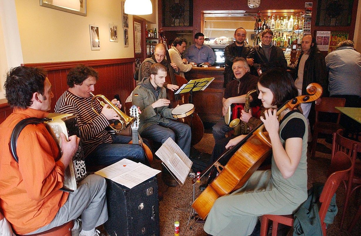 Plazak, kaleak, oholtzak eta tabernak beteko dituzte gaur musikariek. LE JOURNAL.