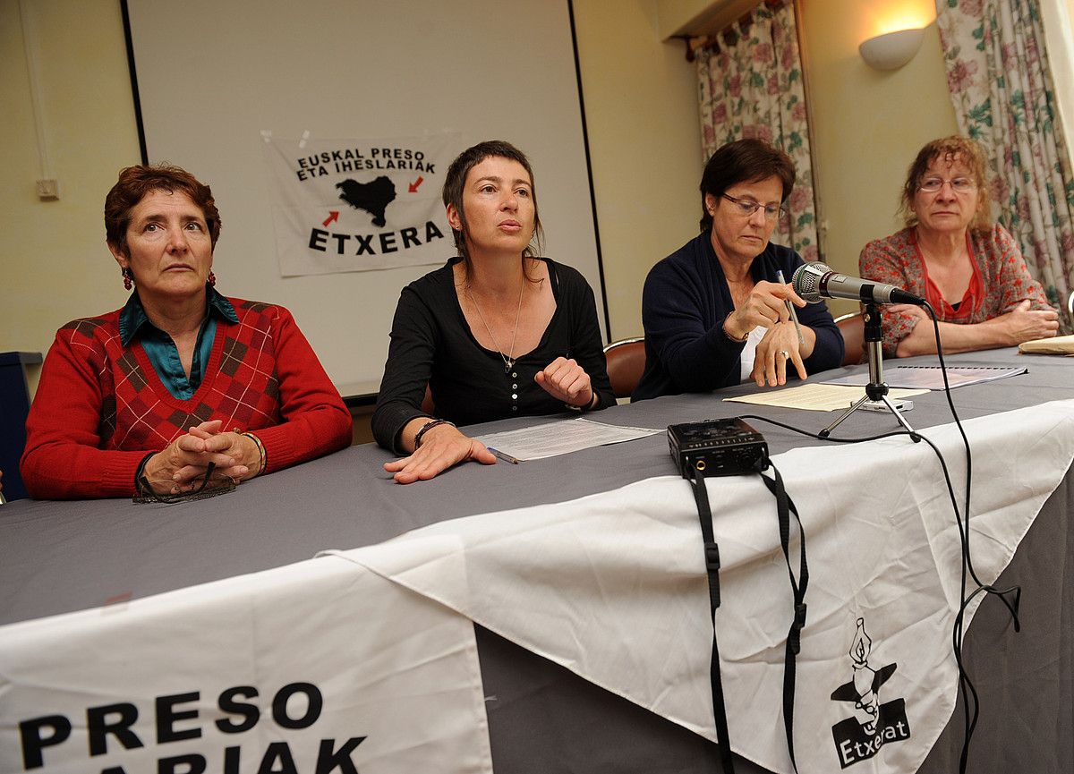 Kati Aranburu, Muriel Lucantis, Jeanine Beyrie eta Luxi Oxandabaratz, atzo Etxerat-en prentsaurrekoa ematen. GAIZKA IROZ. Kati Aranburu, Muriel Lucantis, Jeanine Beyrie eta Luxi Oxandabaratz, atzo Etxerat-en prentsaurrekoa ematen. GAIZKA IROZ.