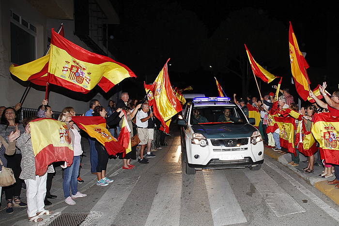 Guardia Zibila Algecirasko kuarteletik irteten, Kataluniara bidean, hamarnaka herritarren babesarekin. A.CARRASCO RAGEL / EFE