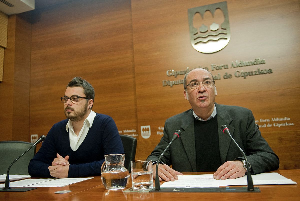 Ander Rodriguez eta Martin Garitano, agerraldi batean. JUAN CARLOS RUIZ / ARP. Ander Rodriguez eta Martin Garitano, agerraldi batean. JUAN CARLOS RUIZ / ARP.