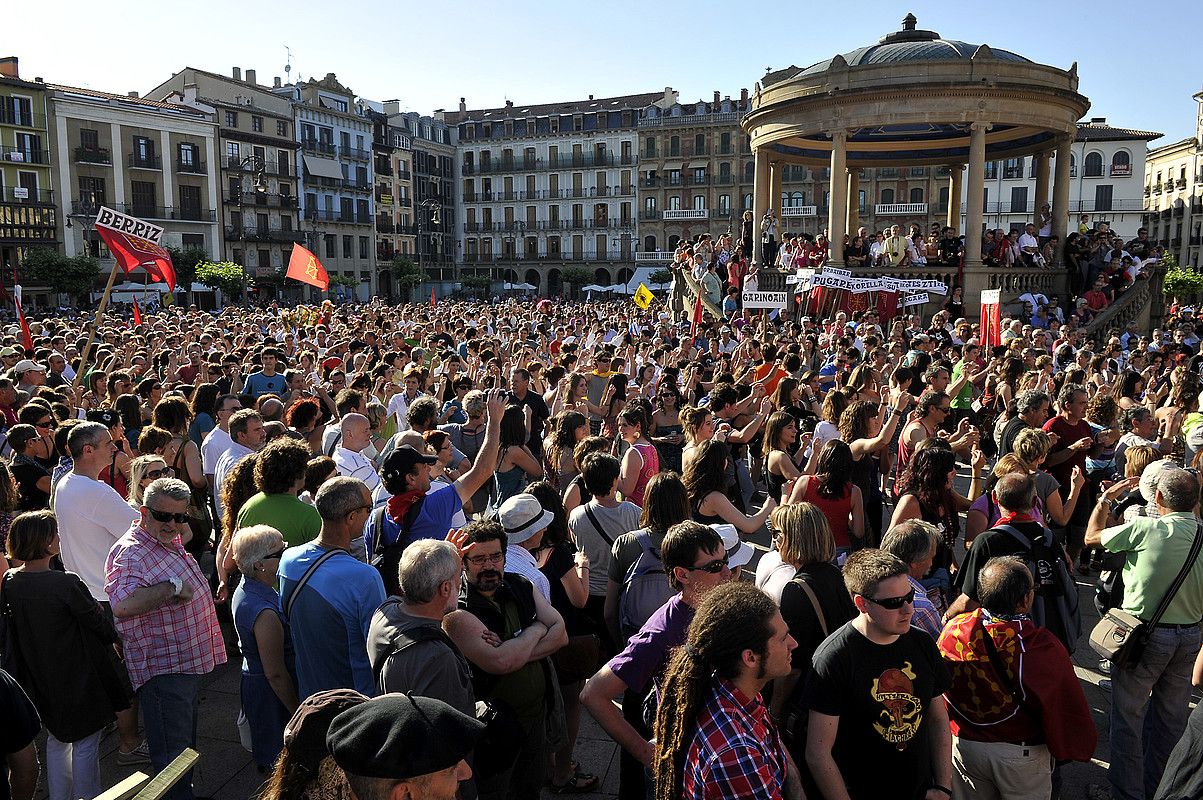 Manifestazioaren amaierako irudi bat; jendetza bildu zen, eta Iruñeko Gazteluko plaza txiki geratu zen denak hartzeko. IDOIA ZABALETA / ARGAZKI PRESS. Manifestazioaren amaierako irudi bat; jendetza bildu zen, eta Iruñeko Gazteluko plaza txiki geratu zen denak hartzeko. IDOIA ZABALETA / ARGAZKI PRESS.
