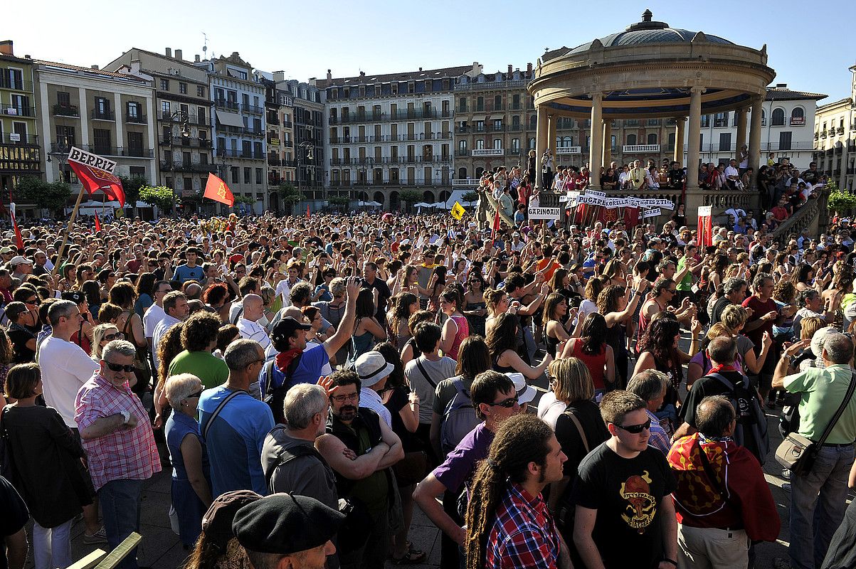 Manifestazioaren amaierako irudi bat; jendetza bildu zen, eta Iruñeko Gazteluko plaza txiki geratu zen denak hartzeko. IDOIA ZABALETA / ARGAZKI PRESS.