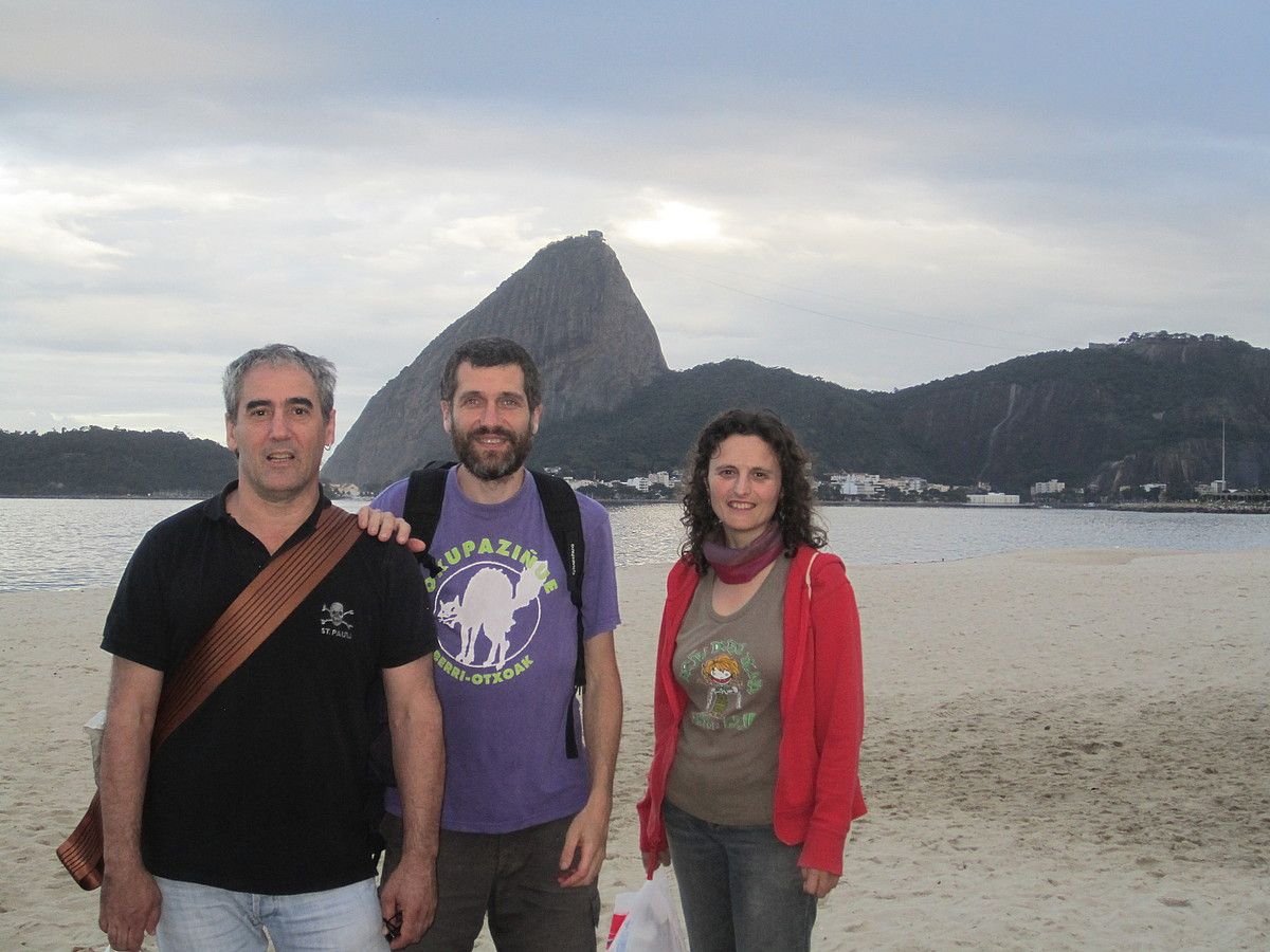 Iñaki Barcena, Martin Mantxo eta Rosa Lago, herenegun, Rion. BERRIA. Iñaki Barcena, Martin Mantxo eta Rosa Lago, herenegun, Rion. BERRIA.