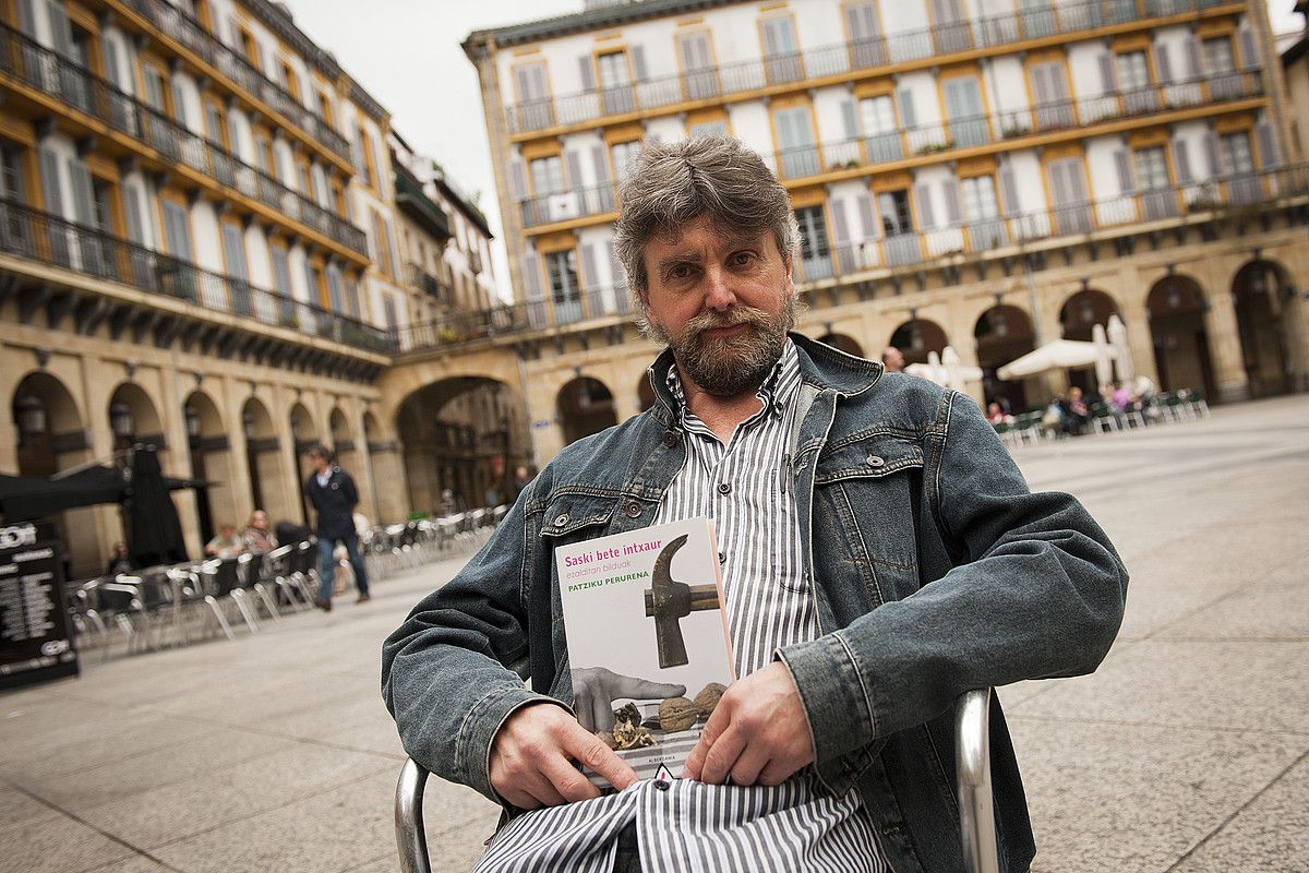 Patziku Perurena Saski bete intxaur liburua eskuetan duela, atzo, Donostian. GARI GARAIALDE / ARGAZKI PRESS.